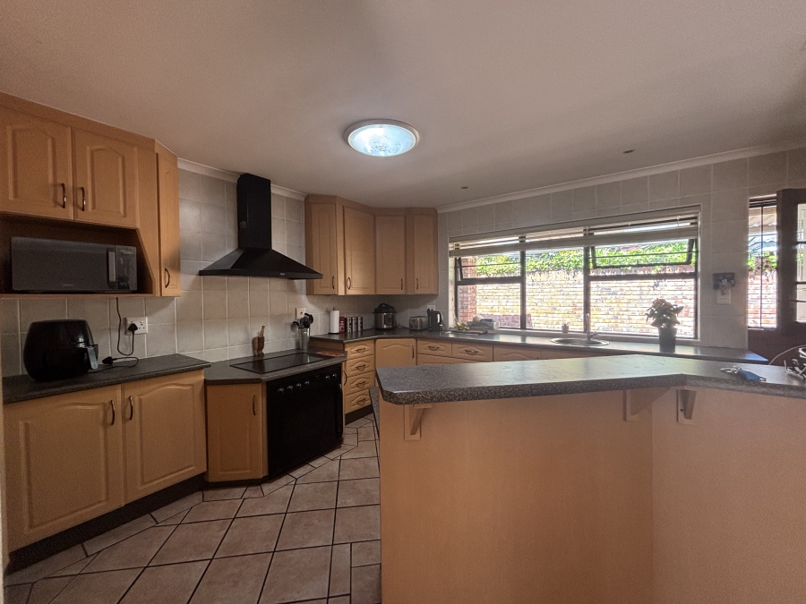 To Let 3 Bedroom Property for Rent in Summerstrand Eastern Cape